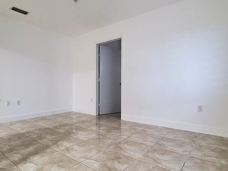 1627 NW 18th St #310 — Photo 10