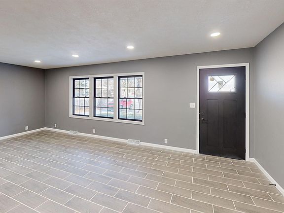 3rd image of 704 Pleasantview Dr