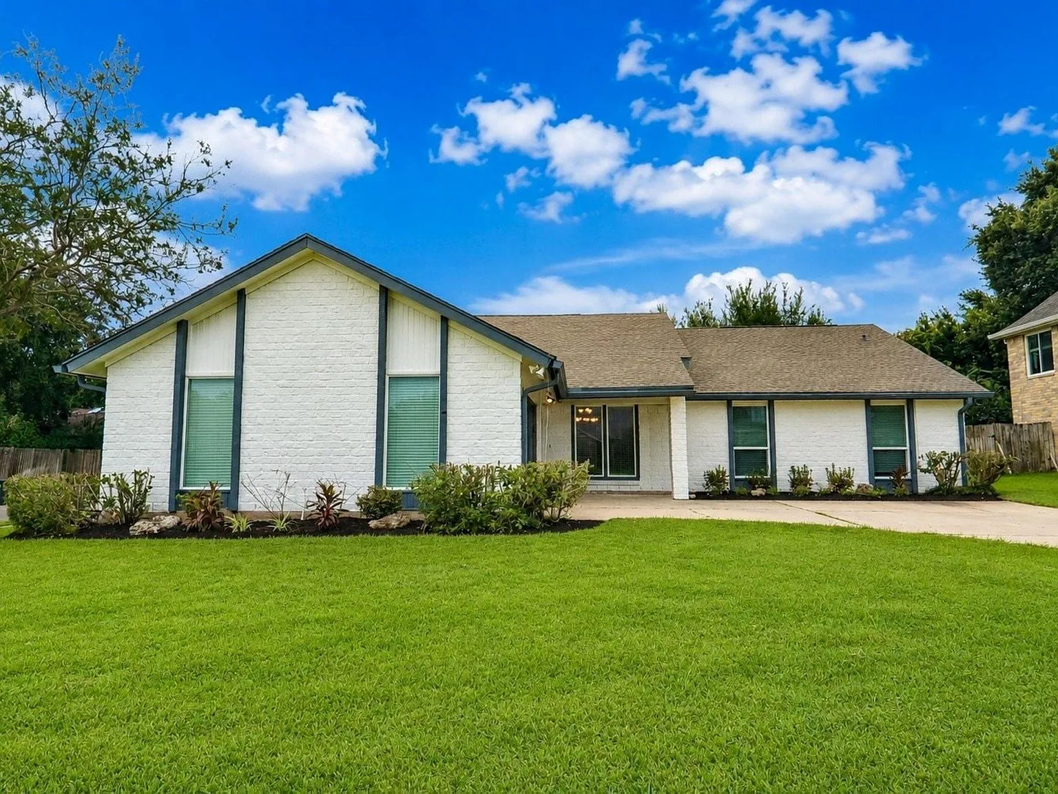 4 bed, 2.0 bath, 2288 sqft, $2,800 — Photo 2