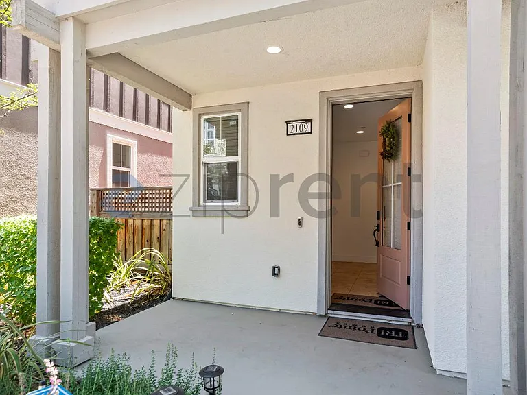 2109 Donnells Ln — Photo 2