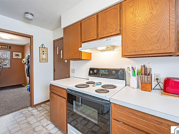 4th image of 812 Main St N
