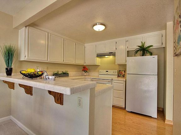 5th image of 718 Creekland Cir