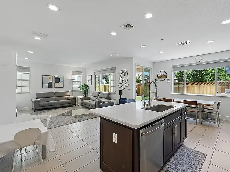 410 E Redberry Pl — Photo 8