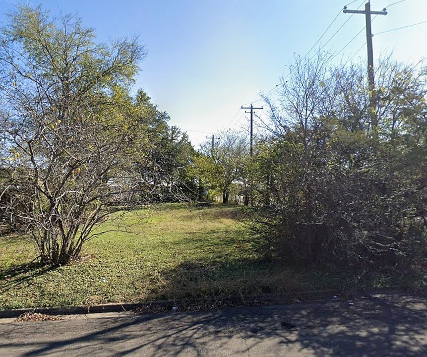 2nd image of 3824 Elliott Dr