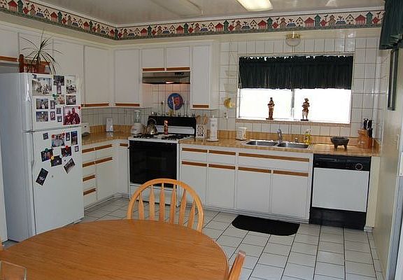 KITCHEN W/NEWER TILE
