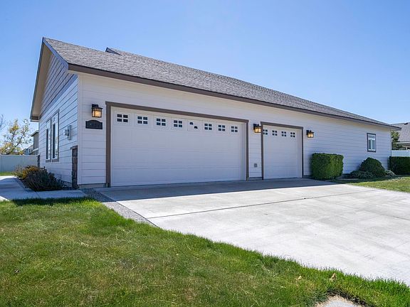 3rd image of 4404 Artesia Dr