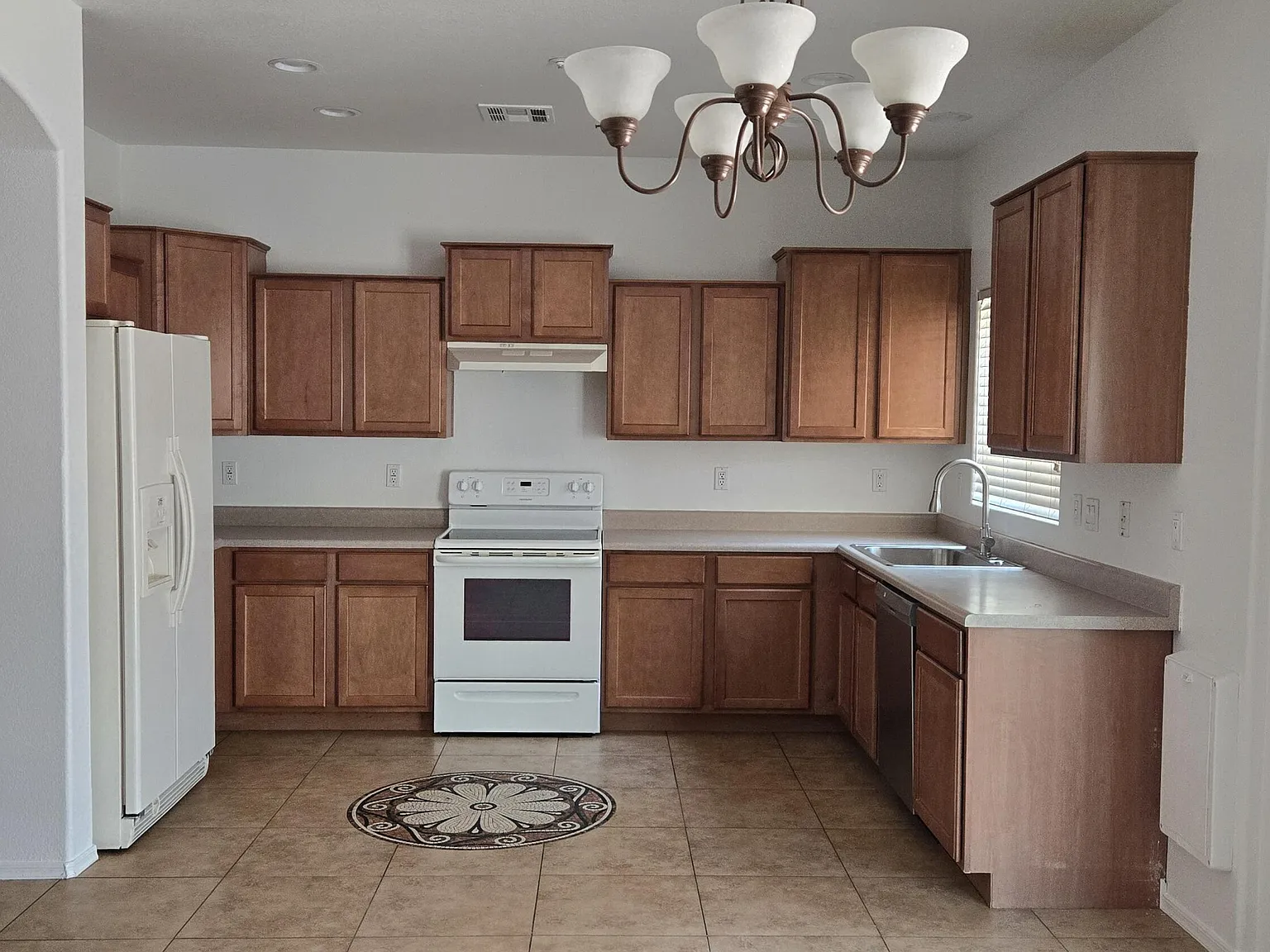 3 bed, 2.5 bath, 1735 sqft, $2,295 — Photo 2