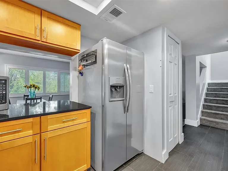 5377 Vineland Rd — Photo 13