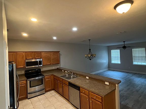 3rd image of 5600 Hampton Hill Cir