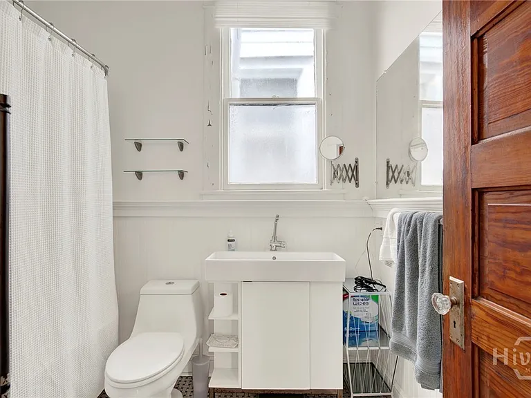114 W Waldburg St — Photo 19