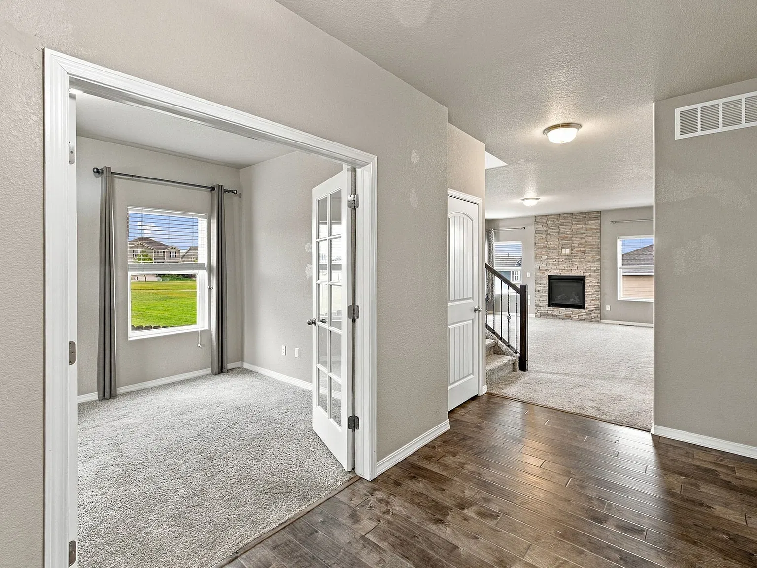 5 bed, 3.5 bath, 3827 sqft, $3,250 — Photo 2
