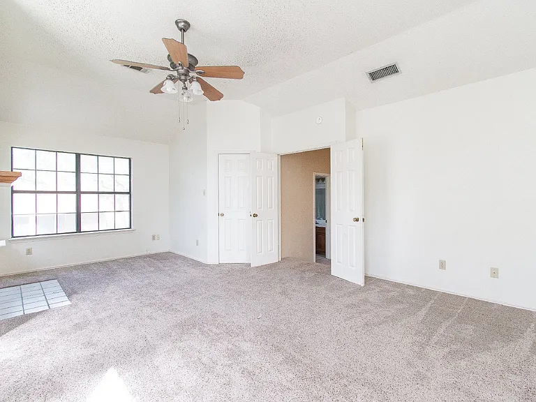 2304 Iowa Dr — Photo 11