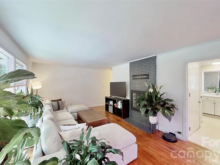 1136 E Woodlawn Rd — Photo 5