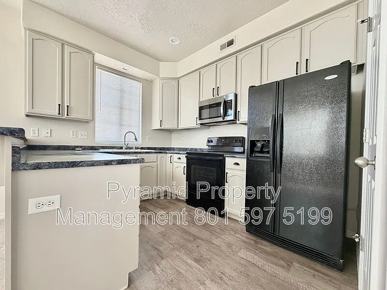 6353 W Passenger Ln — Photo 3