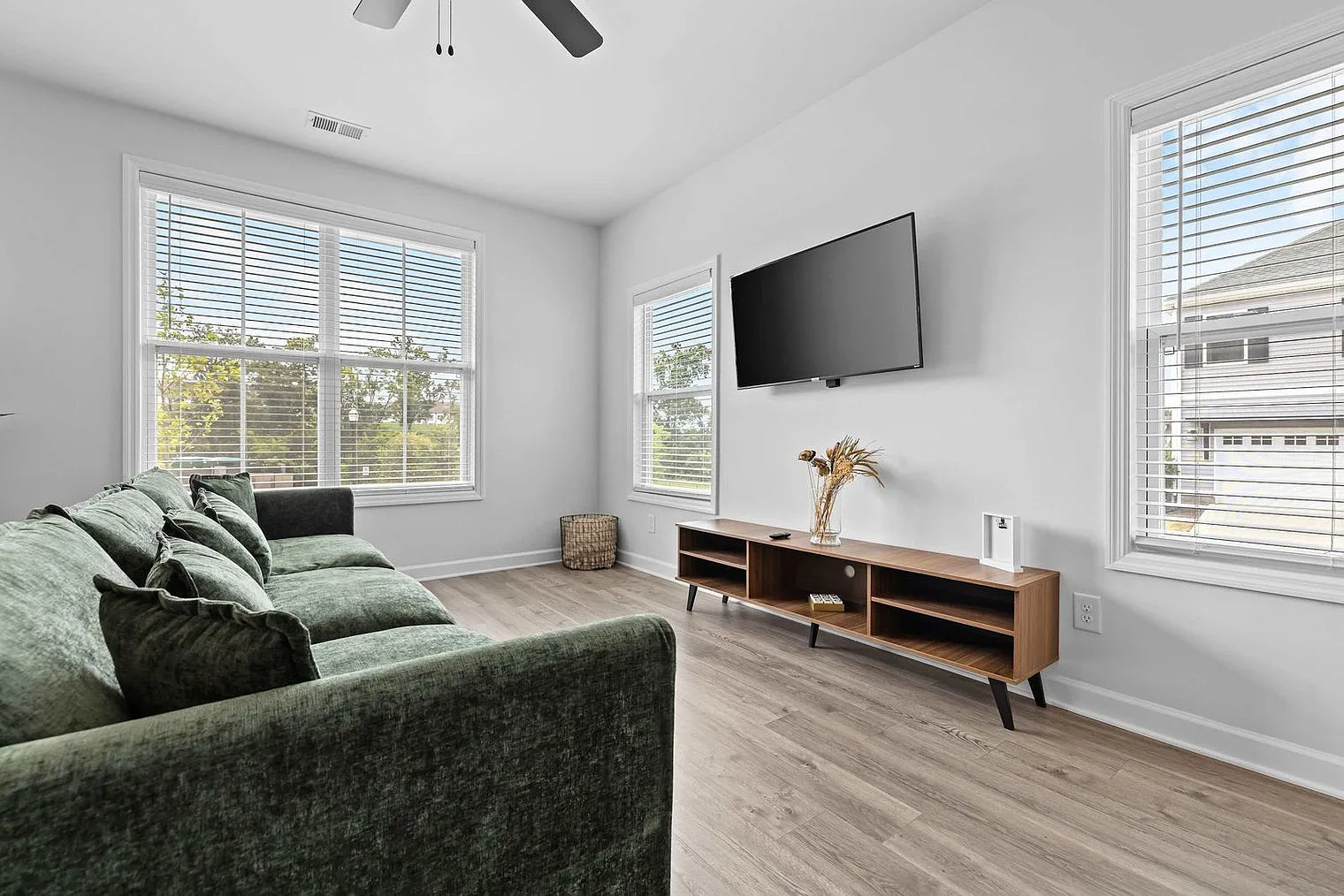 3 bed, 2.0 bath, 1323 sqft, $3,520 — Photo 3