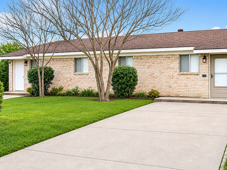 504 Sunset Ln — Photo 1