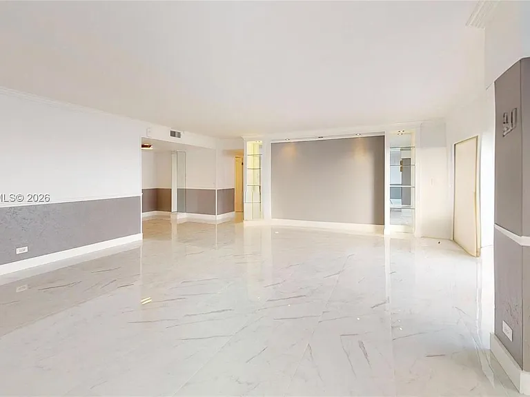 1800 NE 114th St #1705 — Photo 5