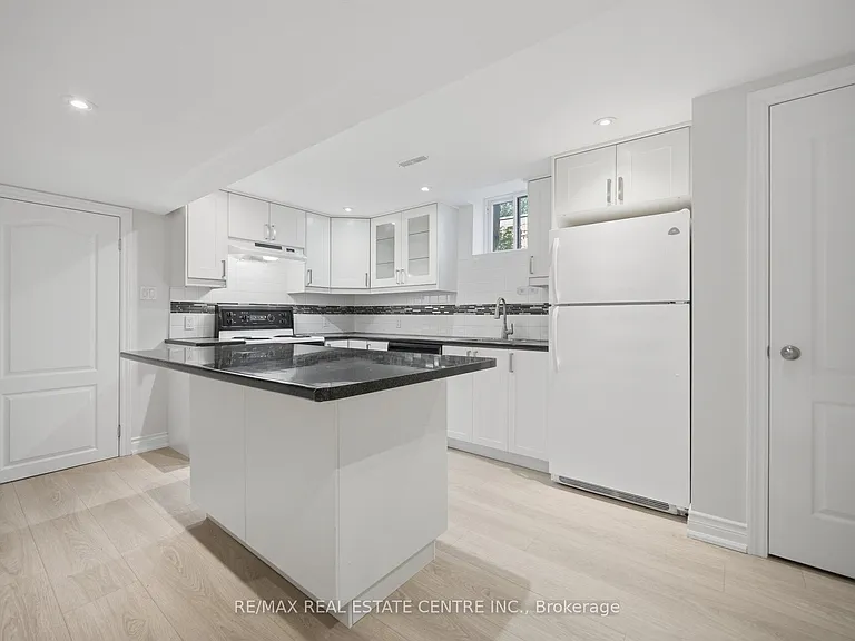 3725 Althorpe Cir N — Photo 34