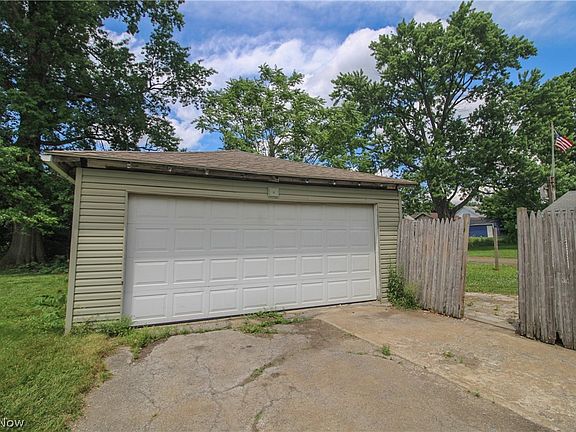 4th image of 1654 Everett Ave