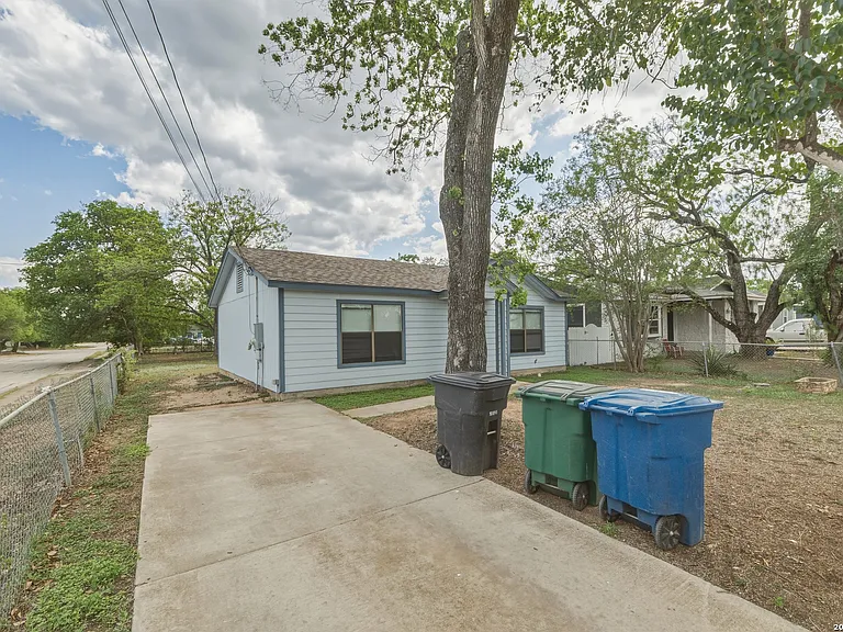402 Tedder St — Photo 2