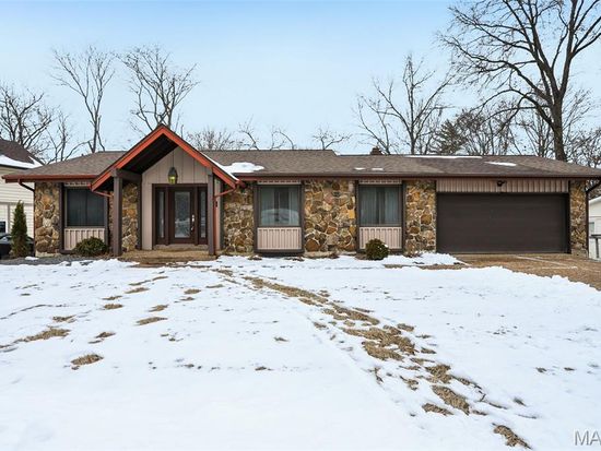 11 Champagne Dr, Lake Saint Louis, MO 63367