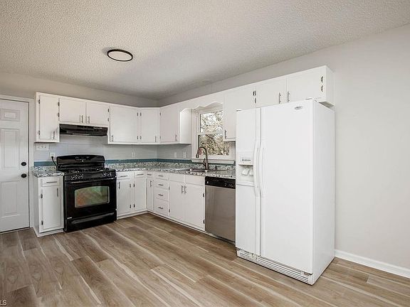 4th image of 3003 E Wendover Ave