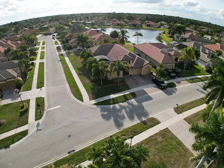 855 SW Grand Reserves Blvd — Photo 2