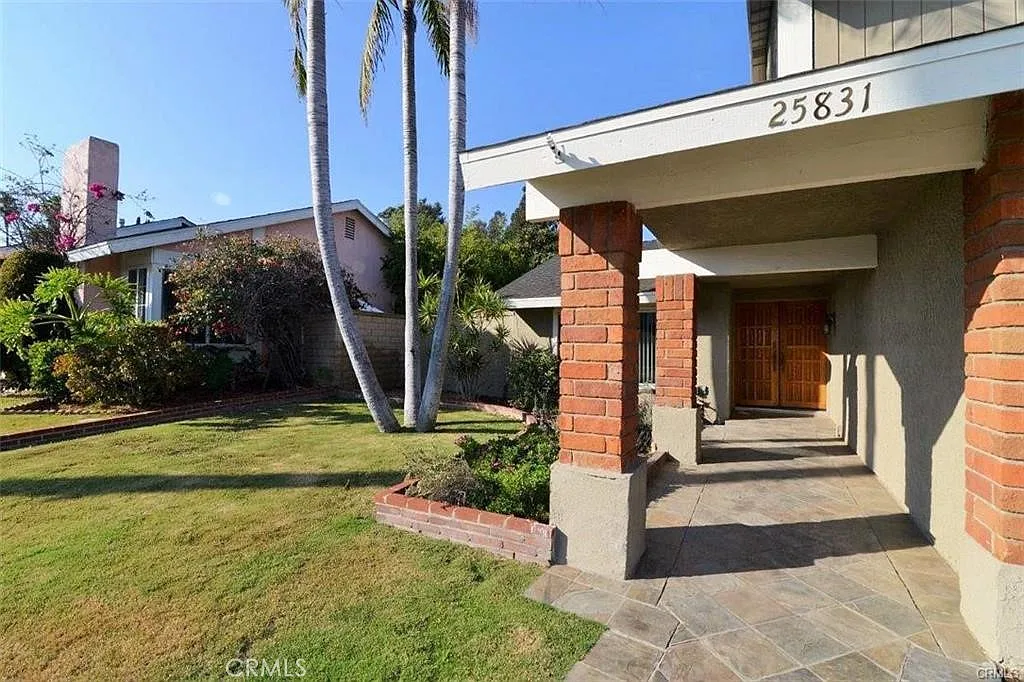 4 bed, 2.5 bath, 1829 sqft, $4,650 — Photo 3