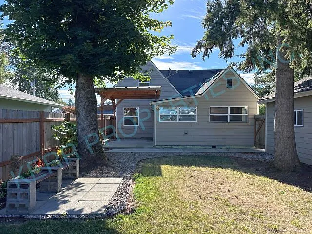 343 NW Zobrist St — Photo 15