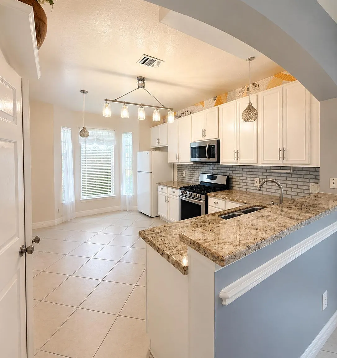 3 bed, 2.5 bath, 2202 sqft, $2,100 — Photo 2