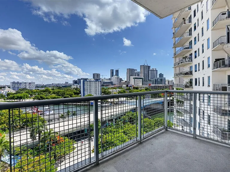 10 SW South River Dr #1010 — Photo 3