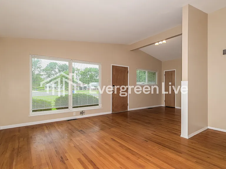 285 Versailles Dr — Photo 9