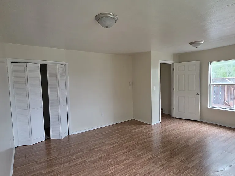 555 1/2 Canterbury Dr — Photo 16