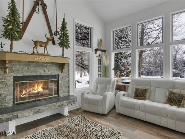 22 Mountainwoods Dr, Lake Harmony, PA 18624