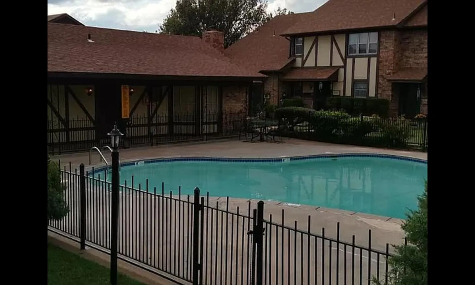 3 bed, 2.5 bath, 1600 sqft, $1,400 — Photo 2