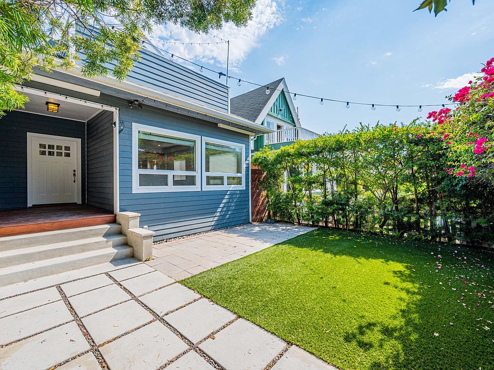 Large private front yard with lawn for outdoor entertaining!