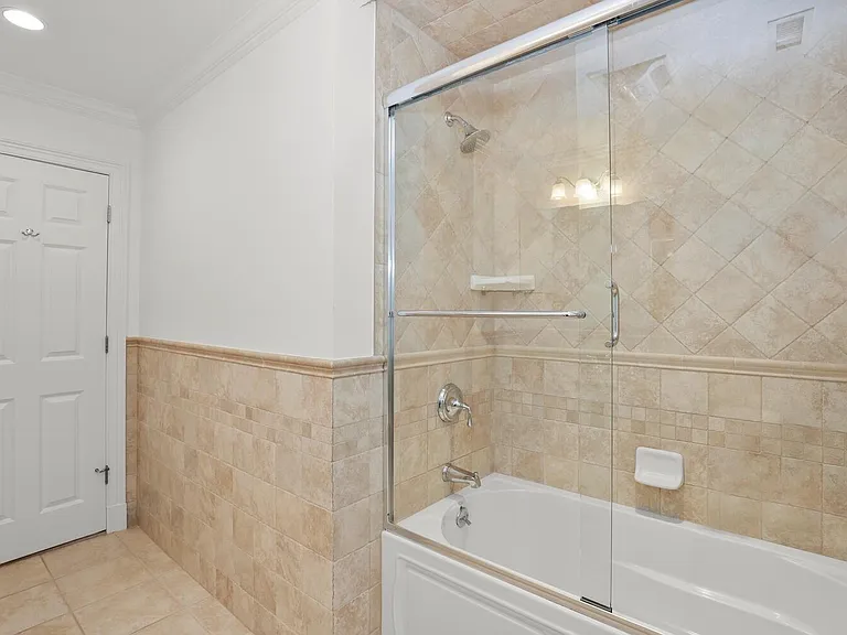 Full Bathroom w/Tub and Shower