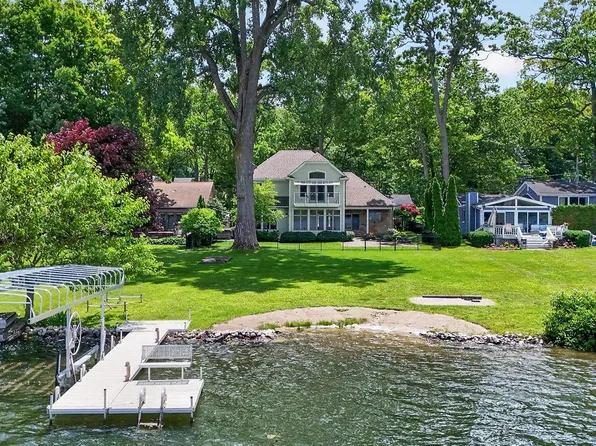3478 Lexington Rd, Waterford, MI 48328