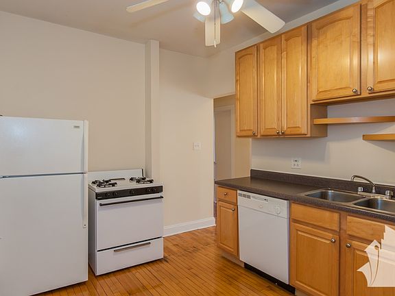3rd image of 853 W Cornelia Ave APT 1S