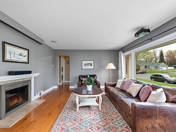 3rd image of 605 Garden Ln