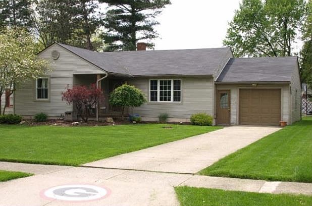 1st image of 834 Woodlawn Ave