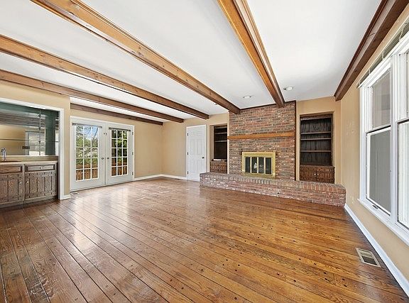 4th image of 554 N Lincoln St