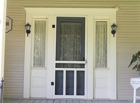 3rd image of 410 Maple St