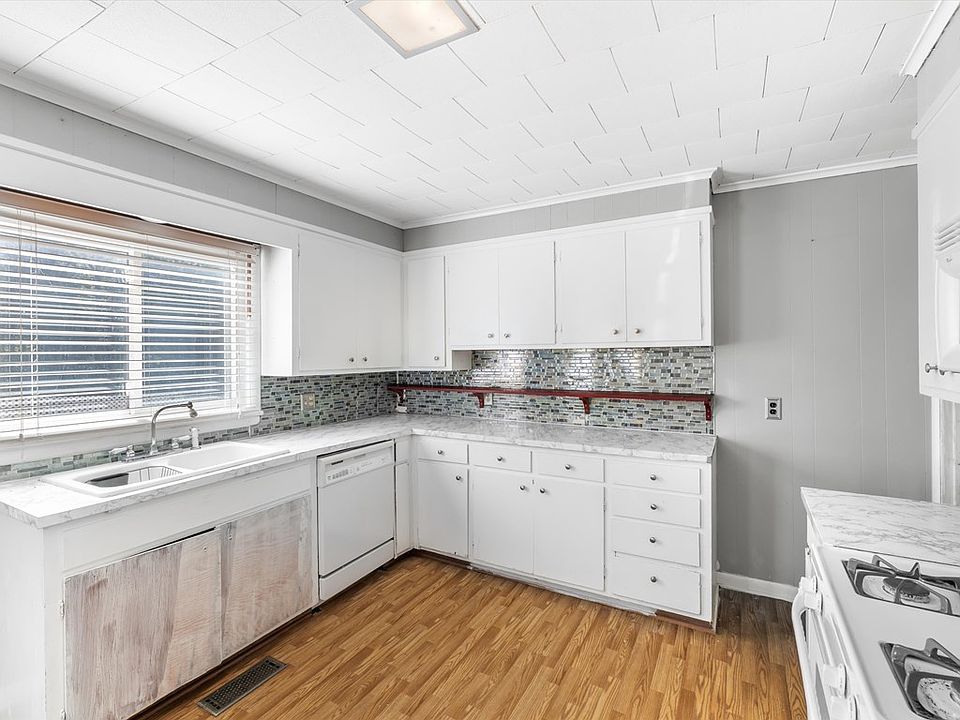 19th image of 315 E Main St