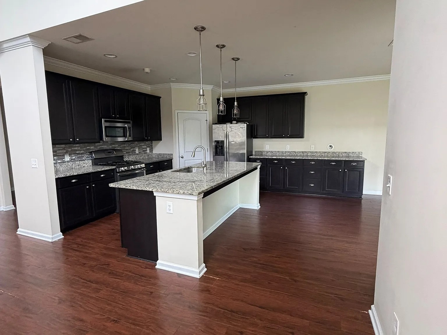 4 bed, 3.5 bath, 2400 sqft, $2,600 — Photo 3