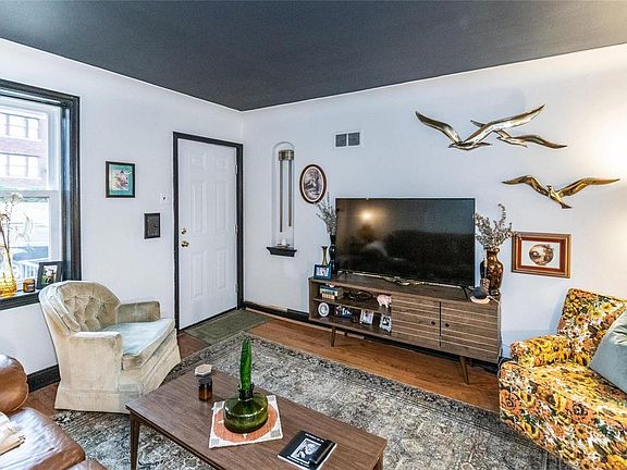 3rd image of 4247 Dewey Ave