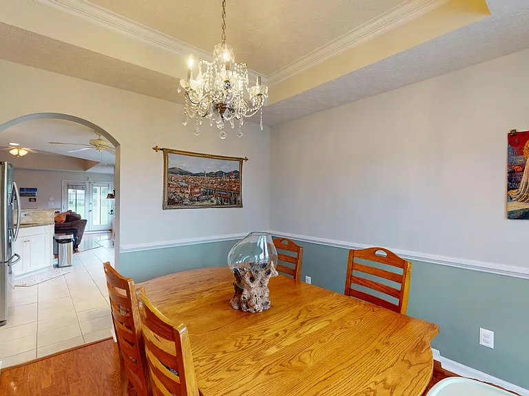 629 Linden Ln — Photo 3