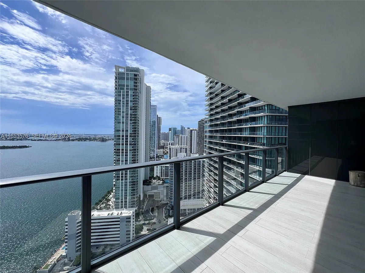 Building Photo - 650 NE 32nd St #3305
