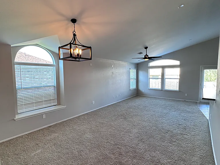 6902 Golden Oak Ln — Photo 4