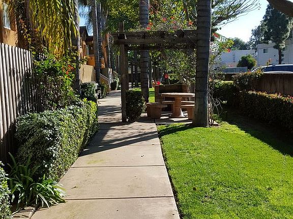 3rd image of 1377 Oakdale Ave APT 02